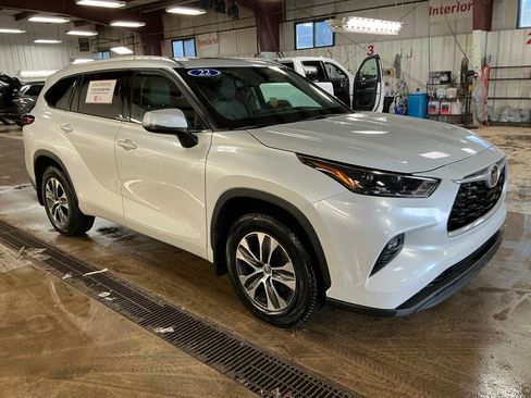 Used 2022 Toyota Highlander XLE AWD/4WD image 7