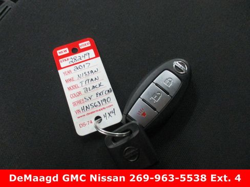 Used 2017 Nissan Titan SV image 31