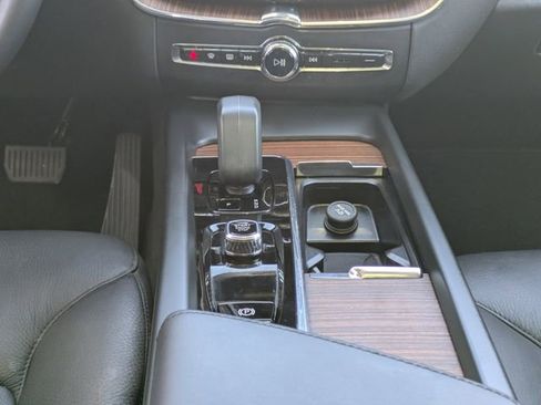 Used 2023 Volvo XC60 B5 Plus image 25