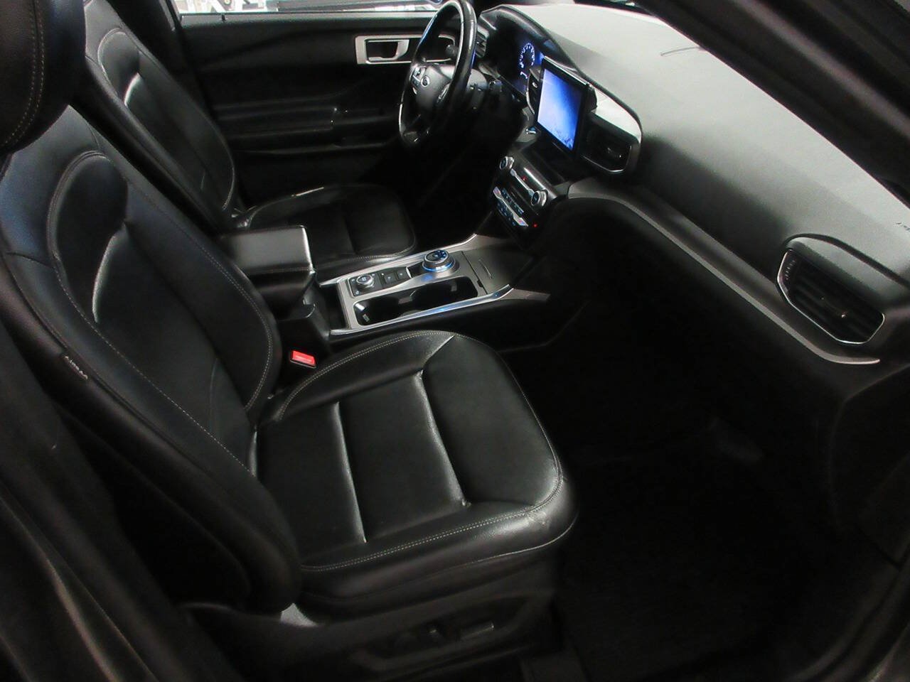 Used 2020 Ford Explorer XLT w/ Equipment Group 202A AWD/4WD image 8