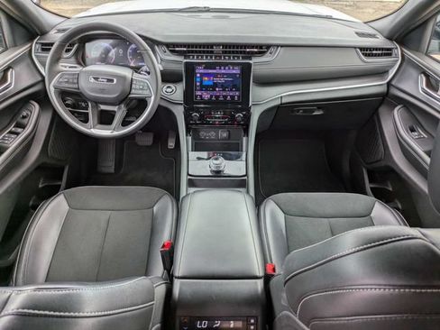 Used 2025 Jeep Grand Cherokee L Laredo RWD image 16
