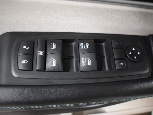 Used 2017 Chrysler Pacifica Platinum image 14