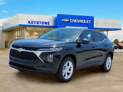 New 2026 Chevrolet Trax LS w/ LS Convenience Package FWD image 3
