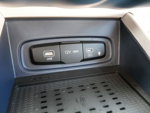 Certified 2025 Hyundai Venue Limited FWD image 33