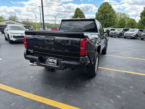 Used 2025 Toyota Tacoma SR5 AWD/4WD image 5