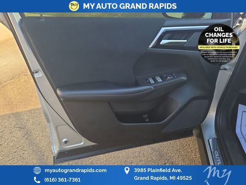 Used 2024 Mitsubishi Outlander ES image 10