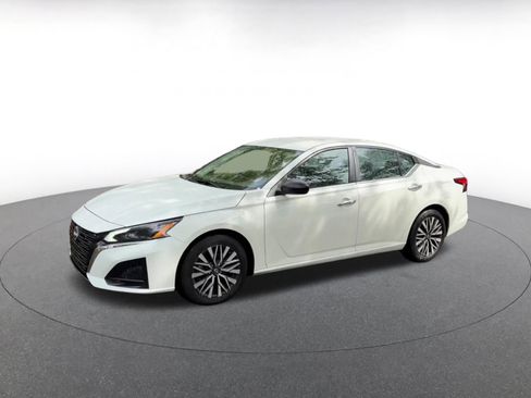 Used 2025 Nissan Altima 2.5 SV image 8