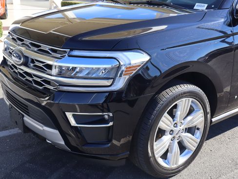 Used 2024 Ford Expedition Platinum image 6
