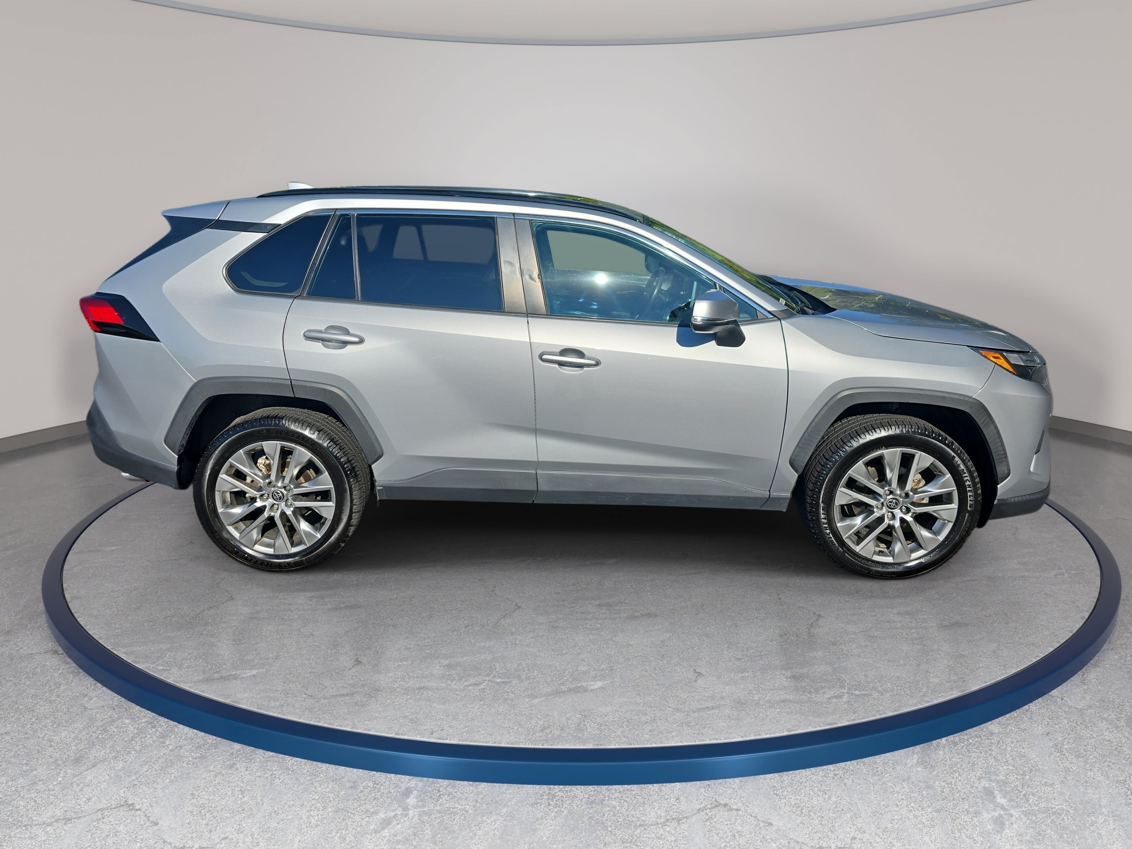 Used 2022 Toyota RAV4 XLE Premium FWD image 4