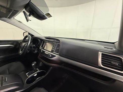 Used 2018 Toyota Highlander Plus FWD image 28