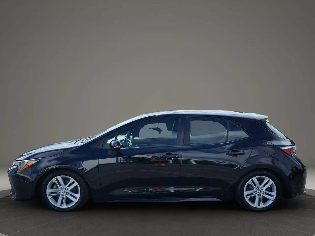 Used 2020 Toyota Corolla SE FWD image 2