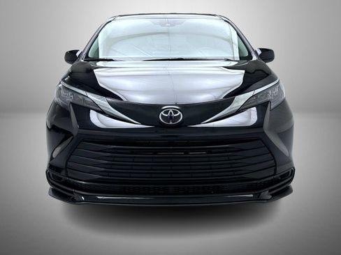Used 2026 Toyota Sienna LE FWD image 2
