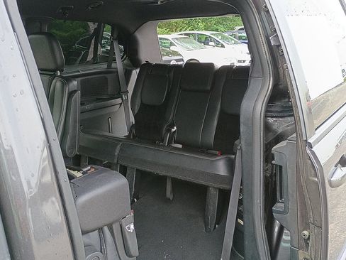 Used 2016 Dodge Grand Caravan SXT FWD image 14
