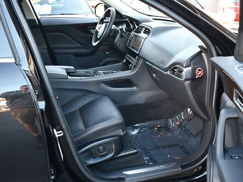 Used 2018 Jaguar F-PACE Prestige image 20