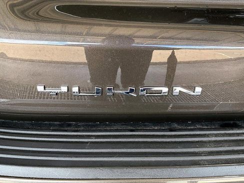 Used 2021 GMC Yukon Denali w/ Denali Premium Package image 9