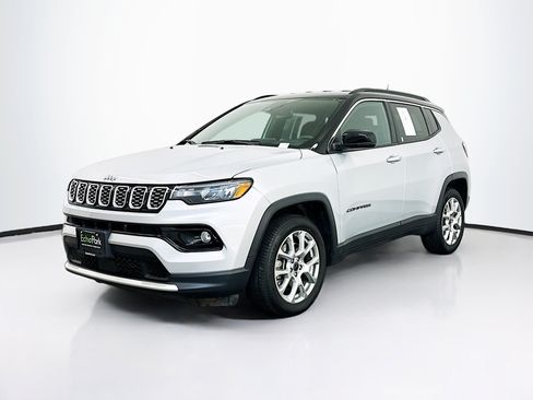 Used 2025 Jeep Compass Limited AWD/4WD image 3