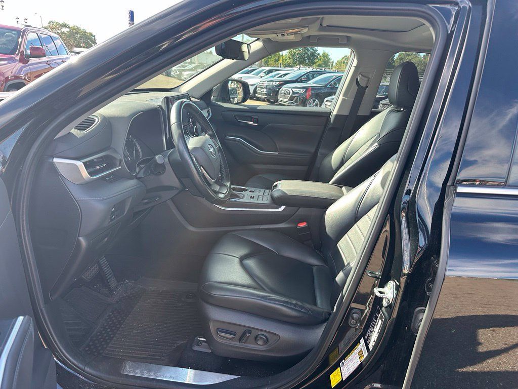 Used 2022 Toyota Highlander XLE AWD/4WD image 11