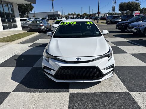 Used 2024 Toyota Corolla SE image 2