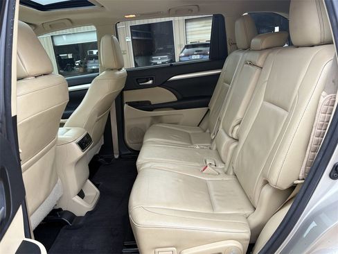 Used 2016 Toyota Highlander XLE image 24