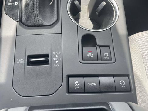 Used 2021 Toyota Highlander LE FWD image 31