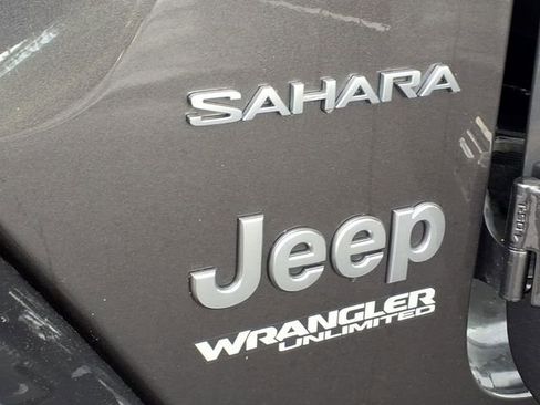 Used 2020 Jeep Wrangler Unlimited Sahara AWD/4WD image 18