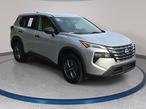 Used 2024 Nissan Rogue S image 3