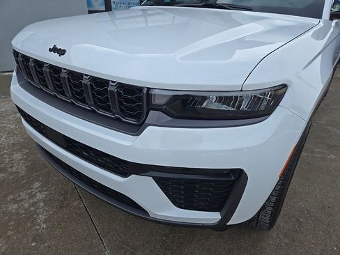 New 2026 Jeep Grand Cherokee Limited w/ Limited Altitude Package AWD/4WD image 17