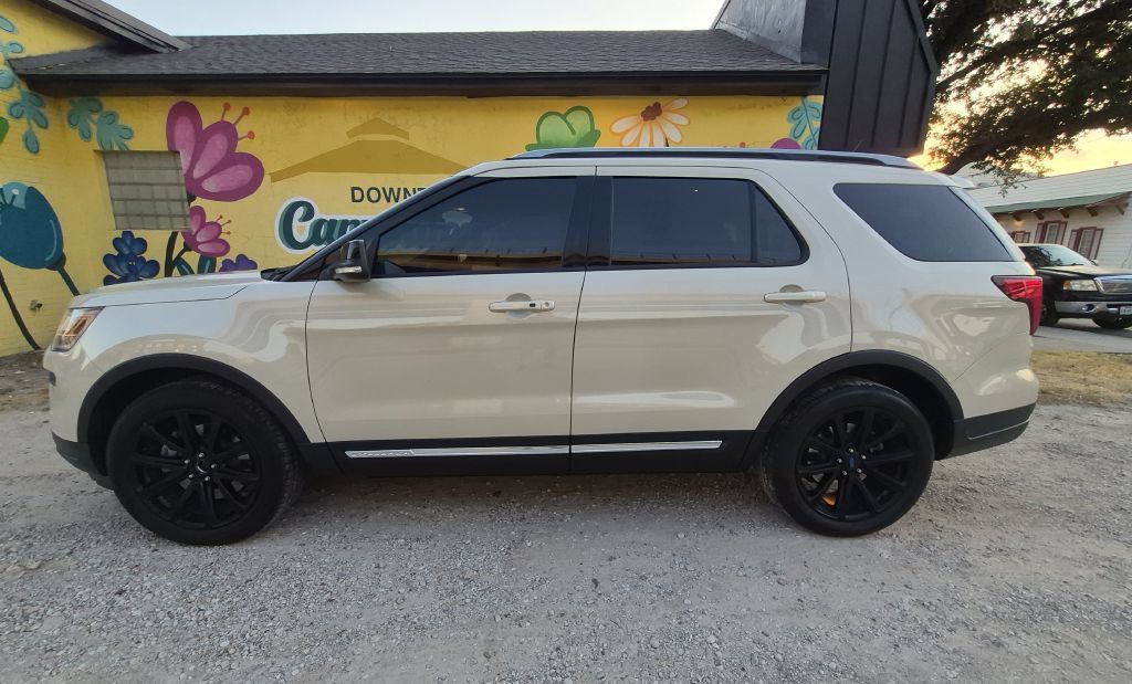Used 2018 Ford Explorer XLT w/ Equipment Group 202A FWD image 3