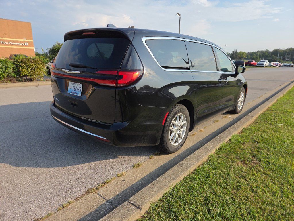 Used 2024 Chrysler Pacifica Touring-L FWD image 3