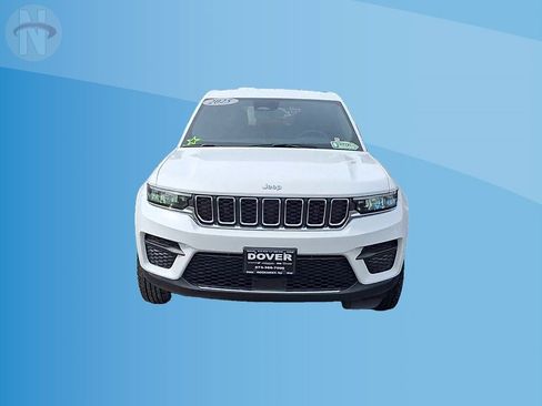 Used 2025 Jeep Grand Cherokee Laredo w/ MOPAR Finishing Package image 3