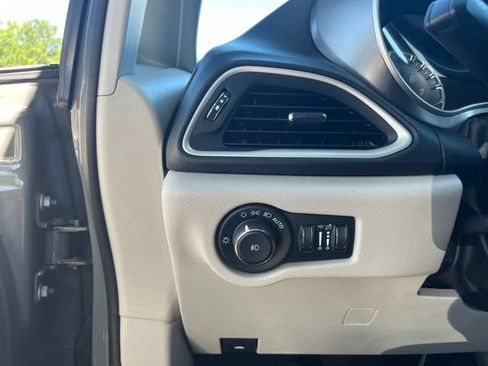 Used 2022 Chrysler Pacifica Touring-L FWD image 20