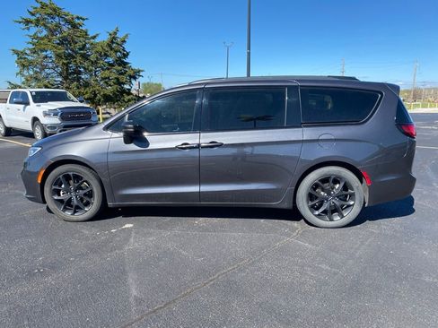 Used 2022 Chrysler Pacifica Touring-L w/ S Appearance Package FWD image 6