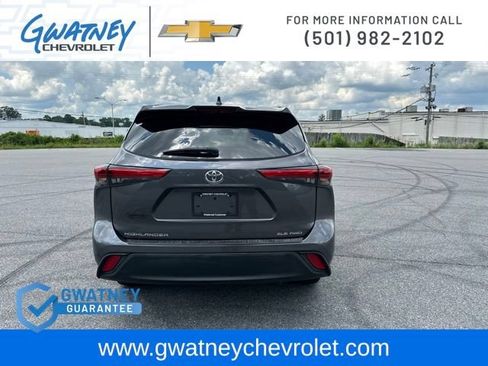 Used 2022 Toyota Highlander XLE AWD/4WD image 6