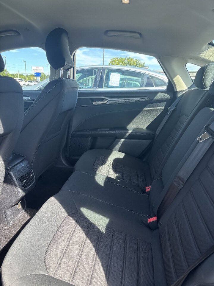 Used 2019 Ford Fusion SE FWD image 7