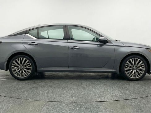Used 2025 Nissan Altima 2.5 SV image 8