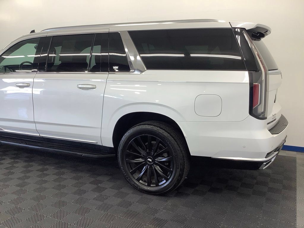 Used 2021 Cadillac Escalade ESV Premium Luxury AWD/4WD image 4