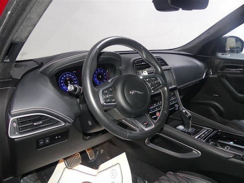 Used 2019 Jaguar F-PACE SVR image 23