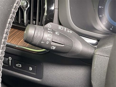 Used 2022 Volvo XC60 T8 Inscription w/ Advanced Package image 38