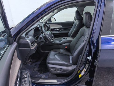 Used 2024 Toyota Grand Highlander AWD image 13