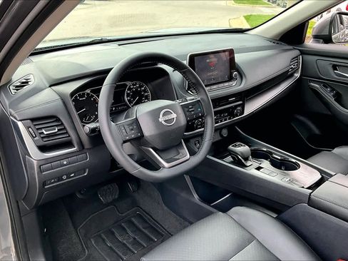 Used 2025 Nissan Rogue SV w/ SV Premium Package image 18