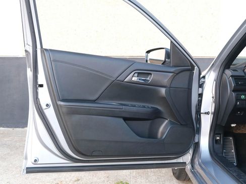 Used 2017 Honda Accord Sport image 19