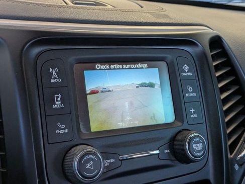Used 2018 Jeep Cherokee Latitude AWD/4WD image 11