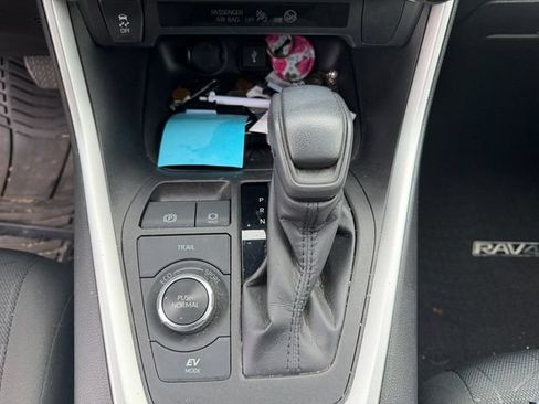 Used 2022 Toyota RAV4 XLE w/ Carpet Mat Package (TMS) AWD/4WD image 11