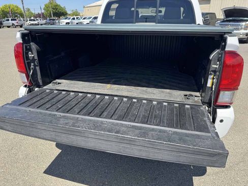 Used 2016 Toyota Tacoma TRD Off-Road AWD/4WD image 36