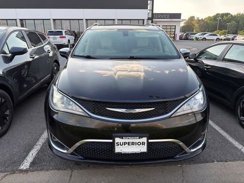 Used 2020 Chrysler Pacifica Limited FWD image 2