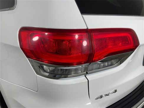 Used 2017 Jeep Grand Cherokee Limited image 19