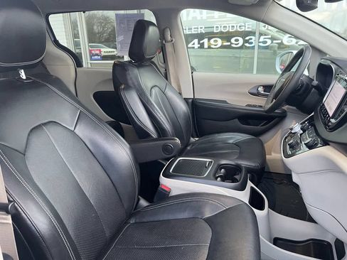 Used 2022 Chrysler Pacifica Touring-L FWD image 11