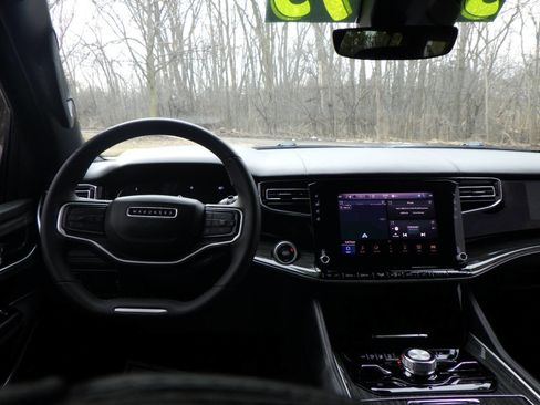 Used 2022 Jeep Wagoneer Series III w/ Premium Group I image 22