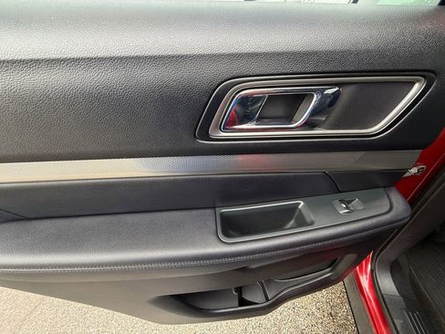 Used 2018 Ford Explorer XLT w/ Equipment Group 202A AWD/4WD image 24