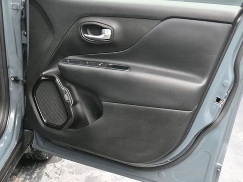 Used 2018 Jeep Renegade Altitude image 9